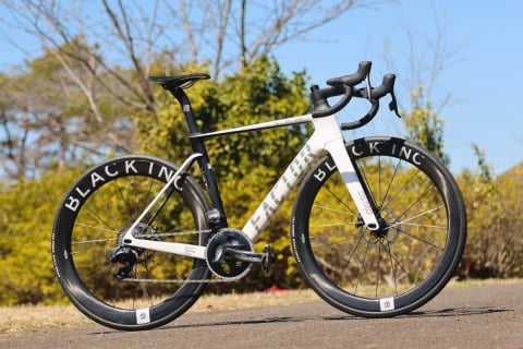 Rapha Pro Team Race Cape レースに対応する防水ジャケットを Rapha Pro Team Race Cape レースに対応する防水ジャケットを